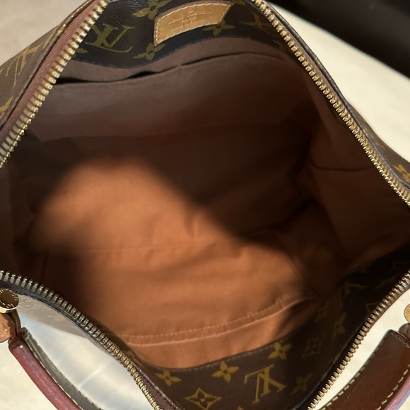 Louis Vuitton - Picture 9 of 15